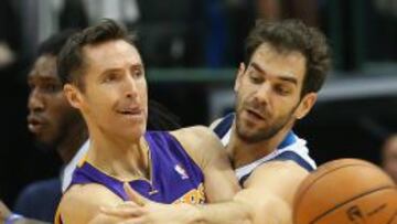 Calderón intenta controlar a Steve Nash.