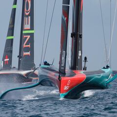 Emirates Team New Zealand apabulla a Ineos Britannia