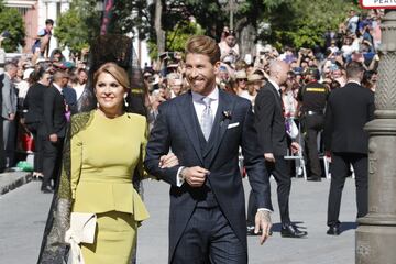 Llegada a la catedral del novio Sergio Ramos acompañado por su madre Paqui García. 
