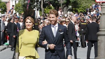 Llegada a la catedral del novio Sergio Ramos acompañado por su madre Paqui García.