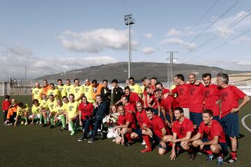 El exfutbolista y exentrenador Juan Carlos Unzué fue homenajeado en el campo de fútbol de Orkoien, que
a partir de ahora llevará oficialmente su nombre, con un partido entre antiguos compañeros de equipo. En el partido participaron futbolistas con los que coincidió en el Sevilla, Oviedo, Barcelona y Osasuna.