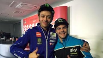 Romano Fenati apoya a Rossi.