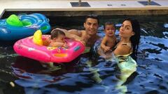 Cristiano Ronaldo muestra una fotograf&iacute;a junto a Georgina Rodr&iacute;guez y sus gemelos.
