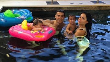 Cristiano Ronaldo muestra una fotograf&iacute;a junto a Georgina Rodr&iacute;guez y sus gemelos.