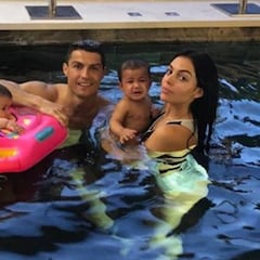 El baño de Cristiano y Georgina con sus gemelos