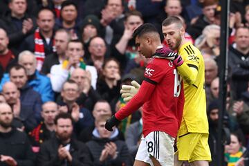 David de Gea charla con Casemiro mientras éste se marcha al túnel de vestuarios.