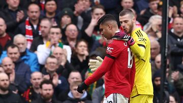 David de Gea charla con Casemiro mientras éste se marcha al túnel de vestuarios.