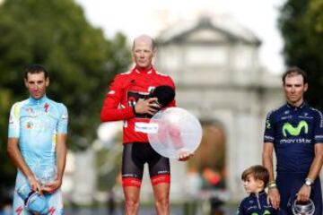 El estadounidense Chris Horner (Radioshack), ganador de la Vuelta Ciclista a España, el italiano del Equipo Astaná, Vicenzo Níbali (izda) y el español del equipo Movistar, Alejandro Valverde, al término de la vigésima primera etapa disputada entre Leganes y Madrid, de 142,2 kilómetros .-