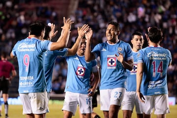 AME354. CIUDAD DE MÉXICO (MÉXICO), 23/10/2024.- Los jugadores de Cruz Azul celebran un gol ante Juárez, este miércoles durante un partido de la jornada 13 del Torneo Apertura del fútbol mexicano, disputado en el Estadio Ciudad de los Deportes, en Ciudad de México (México). EFE/ José Méndez
