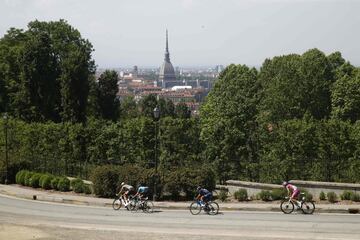 El pelot¨®n durante la etapa 14 del GIro, entre Santena y Torino.
