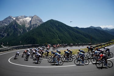 El pelotón durante una bajada en la cuarta etapa del Tour. 