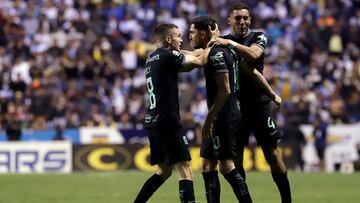 MEX3750. PUEBLA (MÉXICO), 11/05/2022.- Álvaro Fidalgo (i), Diego Valdés (c) y Sebastián Cáceres (d) de América celebran un gol anotado ante Club Puebla, durante un juego de ida de cuartos de final del torneo Clausura 2022 de la Liga MX del fútbol mexicano hoy, en el estadio Cuauhtémoc de la ciudad de Puebla (México). EFE/Hilda Ríos