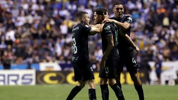 MEX3750. PUEBLA (MÉXICO), 11/05/2022.- Álvaro Fidalgo (i), Diego Valdés (c) y Sebastián Cáceres (d) de América celebran un gol anotado ante Club Puebla, durante un juego de ida de cuartos de final del torneo Clausura 2022 de la Liga MX del fútbol mexicano hoy, en el estadio Cuauhtémoc de la ciudad de Puebla (México). EFE/Hilda Ríos
