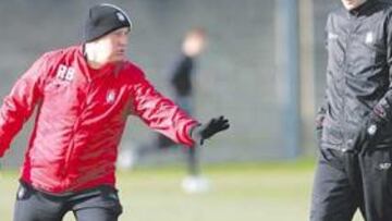 <b>ÚLTIMO ENSAYO. </b>Benítez instruye a Hamann, ayer en los campos de entrenamiento del Liverpol.