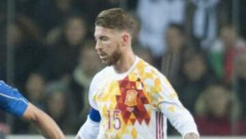 Sergio Ramos disputa un balón con Pelle durante el partido.