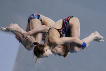 Nikita Shleikher y Yulia Timoshinina, pareja rusa de natación sincronizada en el dúo mixto.