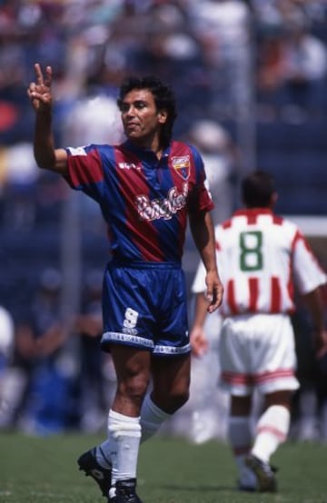 Tras no tener mucho éxito decidió fichar por el Atlante en 1994, con quienes anotó 13 goles en 31 partidos.