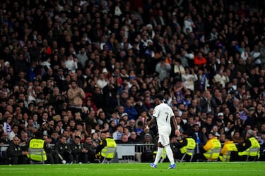 Pasaban los 84 minutos de encuentro cuando el jugador brasileño del Real Madrid fue sustituido en reemplazo de Gonzalo. La grada del Bernabéu la emprendió contra él. Durante su caminata hacia el banquillo, una que protagonizó sin hacer gestos. Serio, casi al margen de lo que estaba sucediendo; aunque eso era imposible. Hubo pitada. Y fue como ninguna.