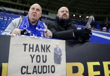 Los aficionados del Leicester homenajean a Claudio Ranieri antes del partido de la Premier League contra el Liverpool.