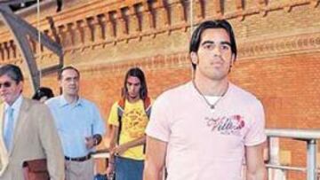 <b>El futbolista llegó a Atocha a las 20:30 horas.</b> José Manuel Jurado regresó ayer por la tarde a Madrid sin saber aún que el reconocimiento médico y la presentación se habían aplazado. El futbolista llegó a la estación de Atocha en AVE tras pasar unos días en su Sanlúcar natal junto a sus padres y su hermana. Jurado se enteró de los contratiempos en su traspaso por la prensa, pero el Atlético y su representante le tranquilizaron y le dijeron que se mantenía el plan previsto. Con esa idea llegó a Madrid y allí le recibieron AS y los nuevos planes. Jurado, que es muy tímido, explicó que no puede hacer declaraciones, pero no esconde que su deseo es jugar en el Atlético y que sólo piensa en que la situación se arregle cuanto antes.
