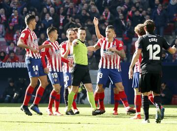Prieto Iglesias señalo penalti a favor del Atlético de Madrid por mano de Vukcevic.