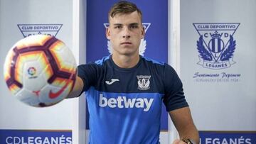 Lunin posa con un bal&oacute;n para un medio gr&aacute;fico.