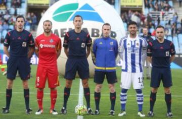 El árbitro José María Sánchez Martínez acompañado de los asistentes José Gallego García y Javier Carlos Martínez Nicolás, el cuarto árbitro Emilio María  Navas Lasa y los capitanes Lacen y Carlos Vela.