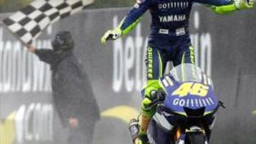 <B>A SU BOLA. </B>Rossi ganó en Gran Bretaña bajo el diluvio y con sus rivales directos en el suelo.