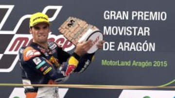 El portugu&eacute;s Miguel Oliveira (Red Bull) celebra su victoria en la carrera de Moto3 del Gran Premio Arag&oacute;n en el circuito turolense de Motorland Alca&ntilde;iz.