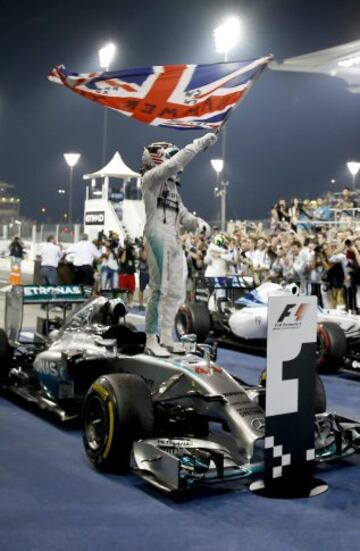 El piloto británico de Mercedes-AMG Lewis Hamilton gana el GP de Abu Dhabi en el circuito de Yas Marina y se proclama por segunda vez  campeón del mundo de Fórmula Uno.