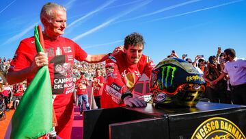 07/11/22 Ciabatti con Bagnaia (2) | El equipo Ducati celebra el título de Bagnaia en el parque cerrado de Valencia (3)