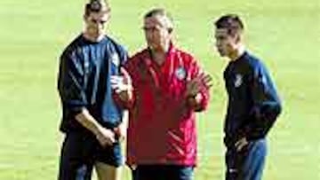 <b>CONSEJOS</b>. Torres y Jorge atienden las explicaciones de Manzano.