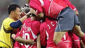 <b>POR FIN.</B> Eso han debido pensar los futbolistas coreanos después de ganar su primer partido en un Mundial.