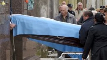 Los restos de Fangio fueron exhumados para realizar la prueba de ADN.