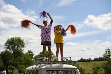 Girls cheer along the road during the 207,5 km fourth stage of the 104th edition of the Tour de France cycling race on July 4, 2017 between Mondorf-les-Bains and Vittel. / AFP PHOTO / Lionel BONAVENTURE