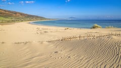 Recientemente ha sido elegida por los lectores de la revista Condé Nast Traveler como la mejor de España. Sus verdes prados, su arena clara o su privilegiada ubicación en Tarifa han convertido sus cuatro kilómetros de playa en una opción que ofrece multitud de posibilidades.