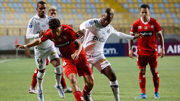 Futbol, Union La Calera vs Santos.
Fase de grupos, Copa Sudamericana 2022.
El jugador de Union La Calera Patricio Flores, derecha, disputa el balon con Jhojan Julio de Santos durante el partido del grupo C de la Copa Sudamericana realizado en el estadio Sausalito de Vina Del Mar, Chile.
28/04/2022
Raul Zamora/Photosport

Football, Union La Calera vs Santos.
Group phase, 2022 Sudamericana Championship.
Union La Calera’s player Patricio Flores, left, vies for the ball with Jhojan Julio of Santos during the group C match of the Copa Sudamericana Championship held at the Sausalito stadium in Vina Del Mar, Chile.
28/04/2022
Raul Zamora/Photosport