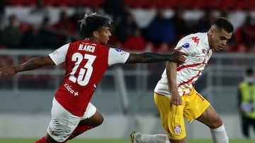 Argentina's Independiente Domingo Blanco (L) and Paraguay's General Caballero El�as Alfonso vie for the ball during their Copa Sudamericana group stage first leg football match, at the Libertadores de America stadium in Buenos Aires, on April 12, 2022. (Photo by ALEJANDRO PAGNI / AFP)