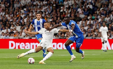 2-0. Taconazo de Kylian para jugar con Bellingham que le devuelve la pared. El francés, en carrera, se libra de su marcador y supera a Antonio Sivera con un disparo al palo corto.