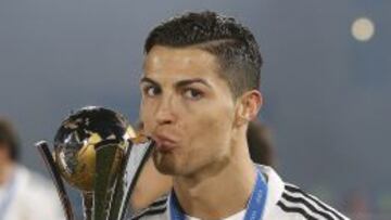 Cristiano Ronaldo besa el trofeo de campeones del Mundial de Clubes.