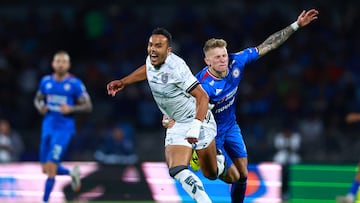 Soccer Football - Liga MX - Cruz Azul v Queretaro - Estadio Olimpico Universitario Mexico 1968, Mexico City, Mexico - September 24, 2025 Queretaro's Omar Mendoza in action with Cruz Azul's Mateusz Bogusz REUTERS/Raquel Cunha