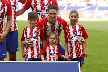 Torres posa en el último once con el Atlético acompañado de sus hijos. 