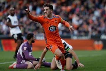 Pablo Durn celebra el gol del Celta durante el partido de LaLiga entre el Valencia y el conjunto vigus, este domingo en el estadio de Mestalla. 