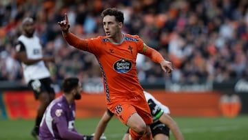 Pablo Durán, delantero del Celta, celebra el gol de su equipo durante el partido de LaLiga ante el Valencia en el estadio de Mestalla.