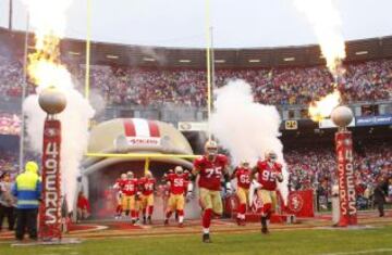 Pese a la espectacular foto, que recoge el momento de la salida al campo del equipo local, el partido que ocupa la sexta posición del ranking no acabó bien para los de San Francisco. Era la Final de Conferencia de 2011 contra los New York Giants y, en las postrimerías del partido, el retornador de punts Kyle Williams tocó el balón cuando no podía hacerlo, con lo que la posesión volvió a los Big Blue que se adelantaron 17-14 con un TD de 17 yardas de Eli Manning a Manningham. Los Niners empataron a 17 con un field goal, solo para ver como, ya en la prórroga, Kyle Williams era placado y perdía el balón al intentar retornar otro punt y los de New York se llevaban definitivamente el partido con otro field goal de 31 yardas. Hay días que es mejor no levantarse de la cama, ¿verdad Kyle?