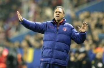 Joaquín Caparros da instrucciones a su equipo.