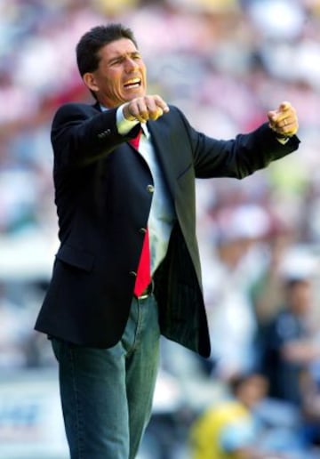 Eduardo de la Torre tomó a las Chivas en el Clasura 2003 y fue cesado en la jornada 10 del Apertura 2003.