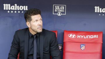 Simeone, sentado en el banquillo.