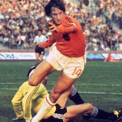 Los regates revolucionarios de Cruyff, el genio moderno
