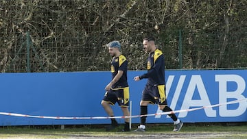 Mella, con un esguince, y Lucas Pérez retirándose del entrenamiento del Deportivo.